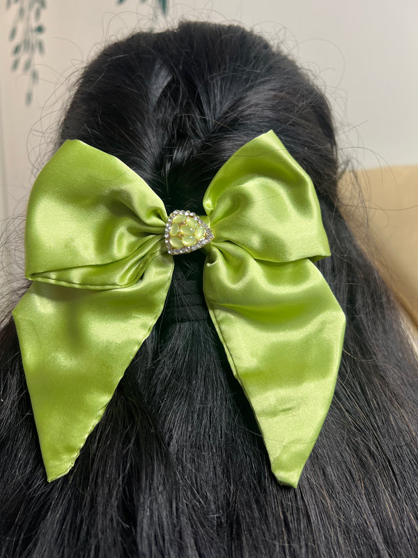 Elegant Parrot Green Flutter Bow – Handcrafted Style Accessory